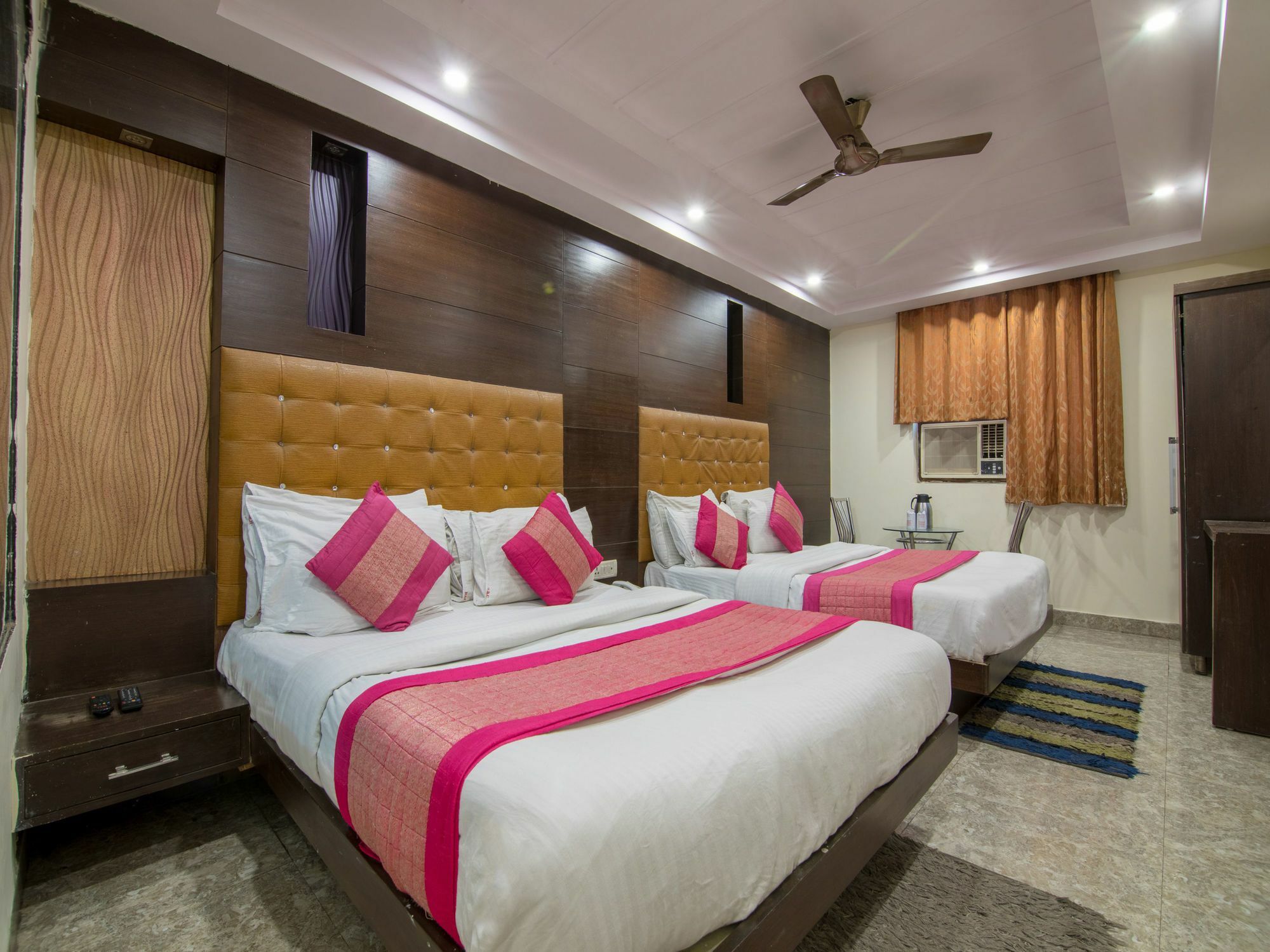 Hotel Oyo 1912 Dada New Delhi
